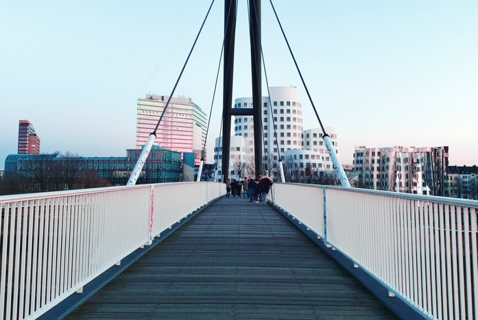 DUSSELDORF AIRPORT: FROM A ZEPPELIN-AIRFIELD TO THE RUHR REGION´S MAIN HUB FOR INTERNATIONAL FLIGHTS